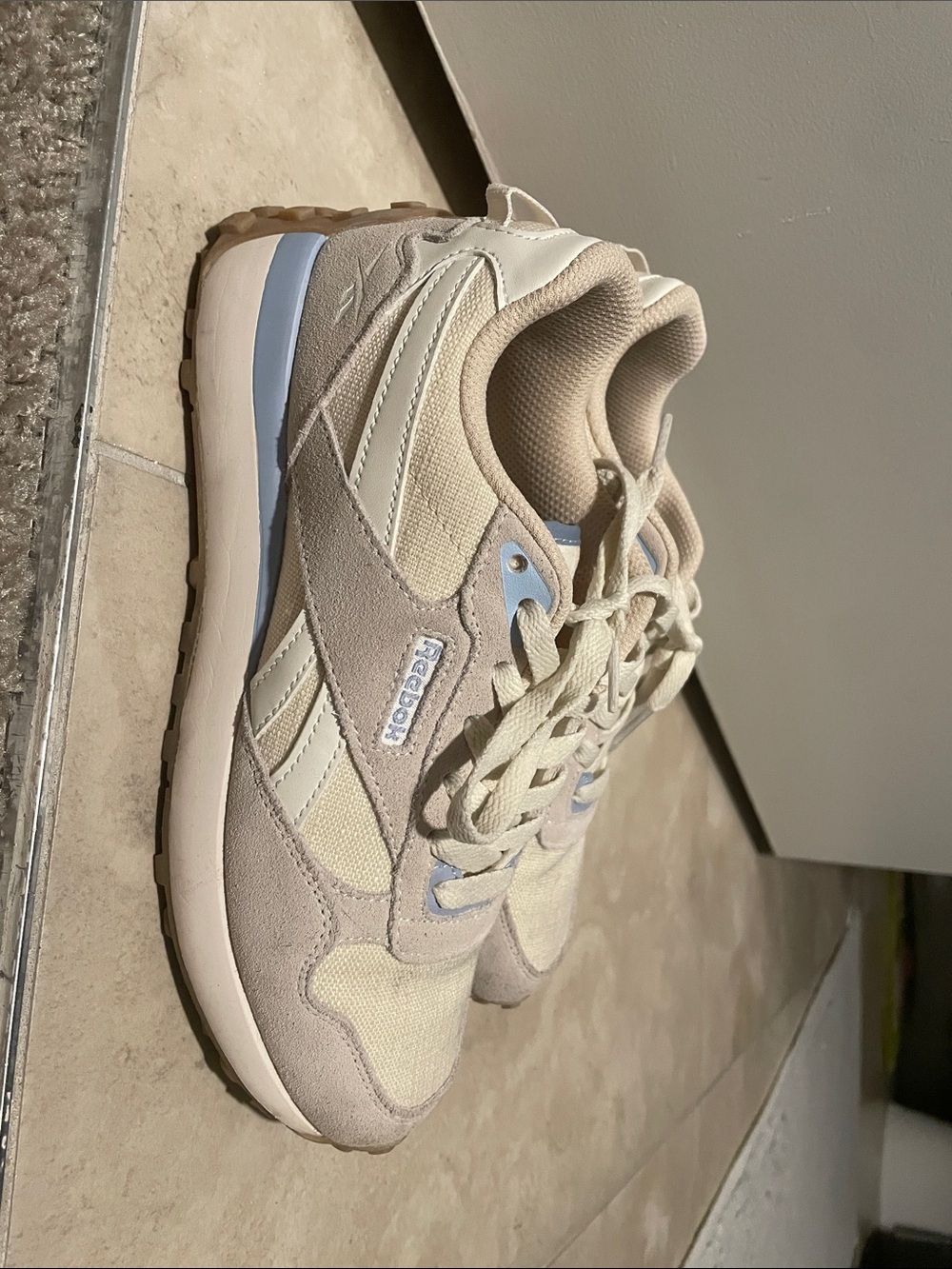 Reebok Women’s multi tan and blue casual sneaker. Size:7.5